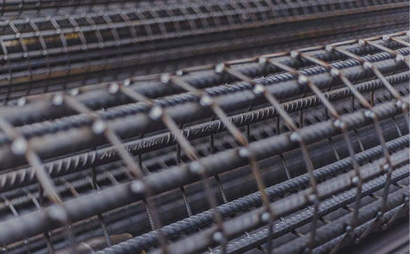 Serviço de corte e dobra de vergalhões realizado em central industrial para otimizar o uso do aço na construção civil