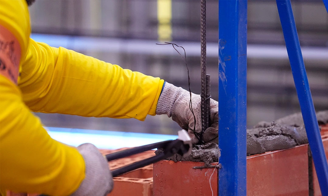 Pedreiro Top Brasil utilizando Vergalhão CA50 S ArcelorMittal em etapa estrutural de obra