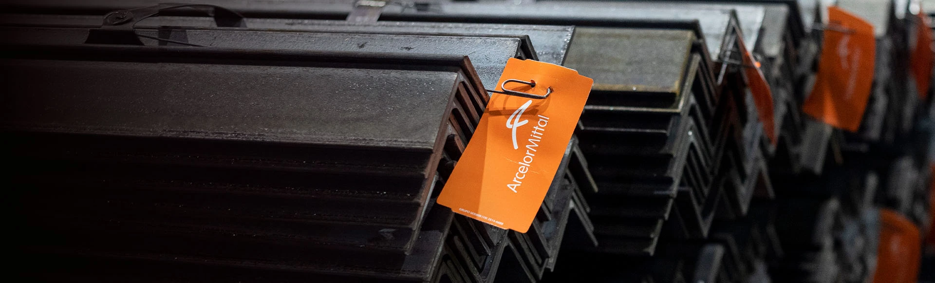 Cantoneira de aço sustentável da ArcelorMittal reduz emissões de CO₂e em projetos estruturais